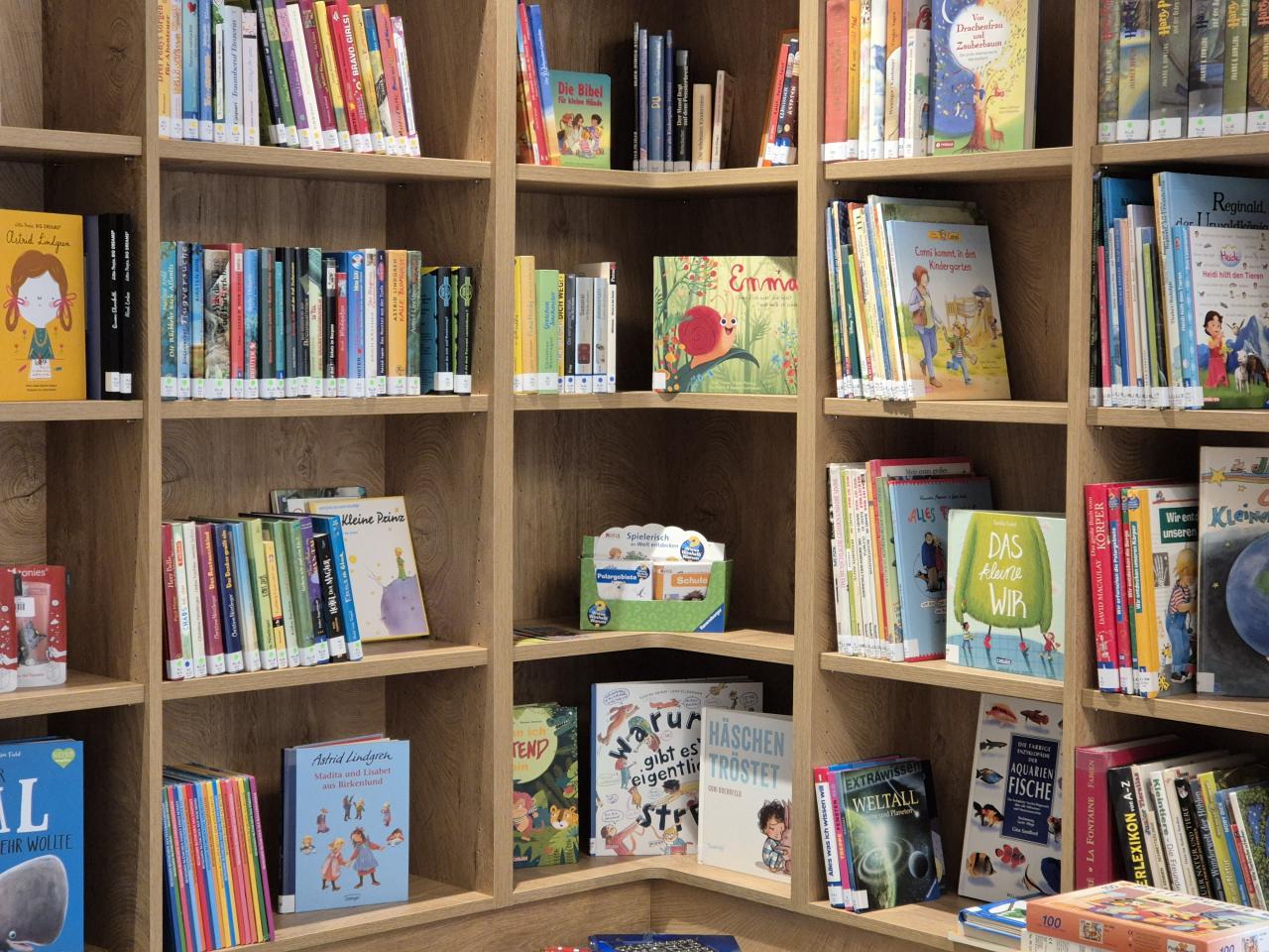 Bücherregal 2 Kinderbücher